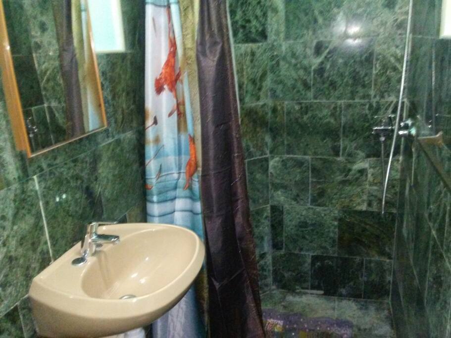 Baño independiente con todo lo que usted necesita. Independent bathroom with all that you need for a good stay.