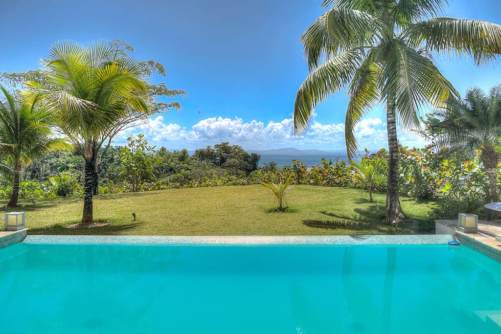 Swimming-pool with sea view