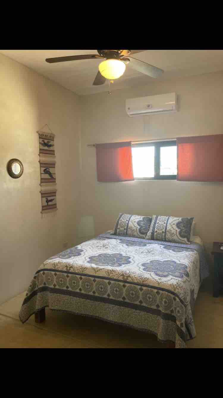 De tweede slaapkamer is comfortabel en ruim en heeft een eigen badkamer.