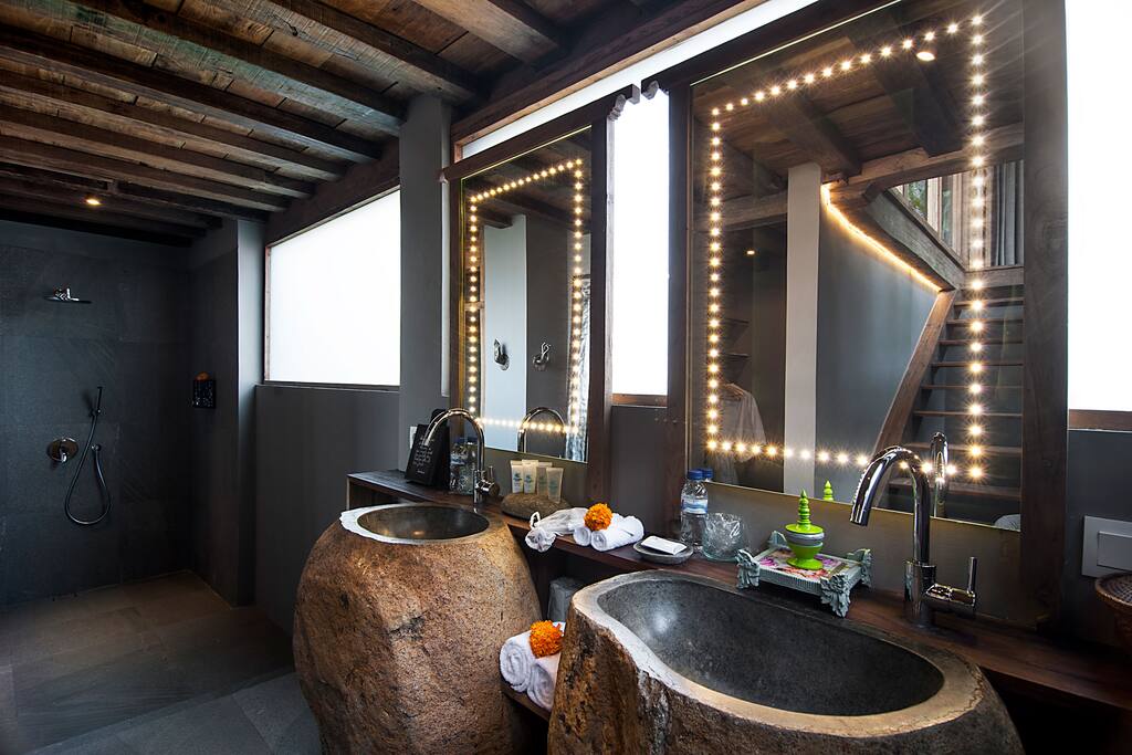 Deluxe Suite Bathroom