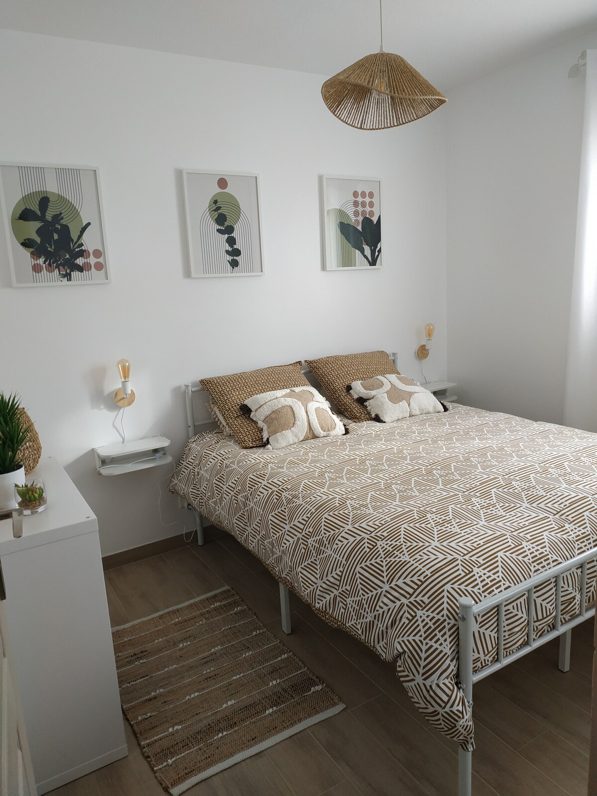 חדר שינה 3 עם מיטה 140×190 
מצעים חדשים