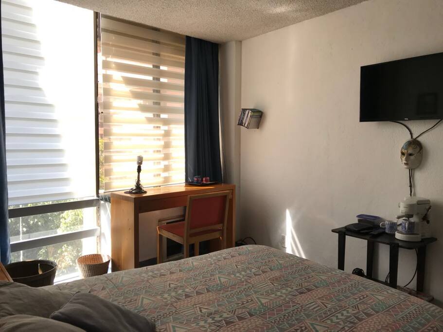Desk to work for computer and TV