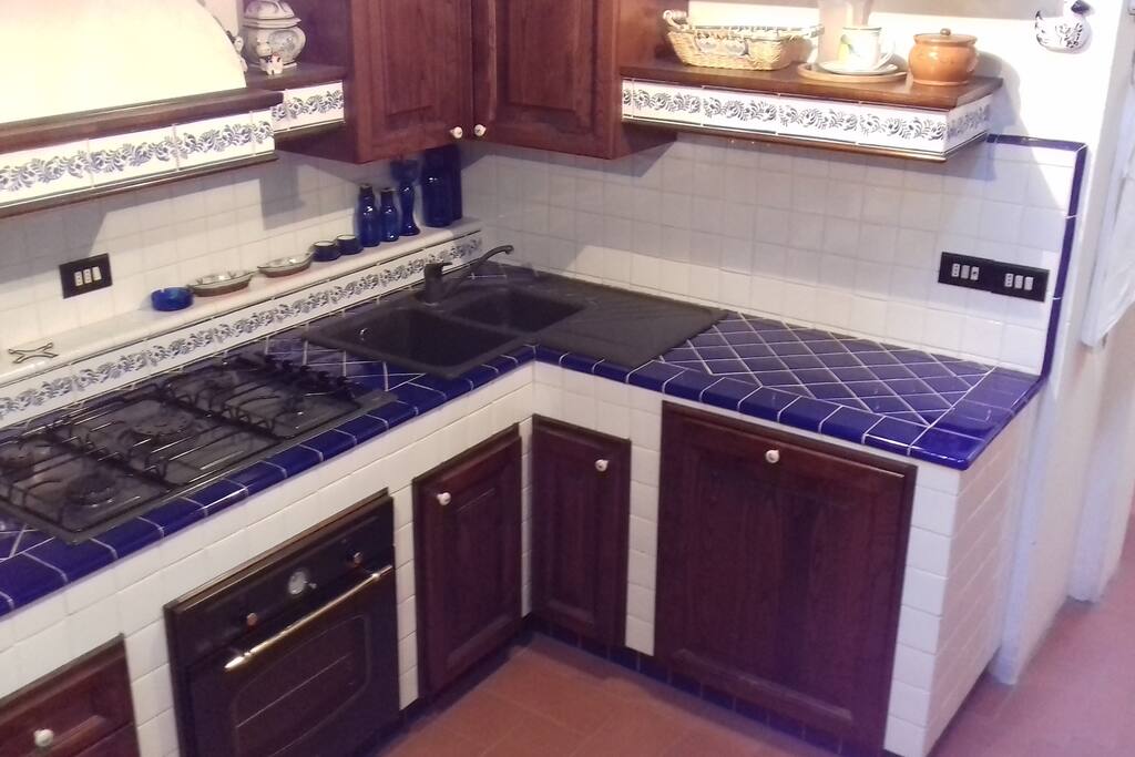 cucina con forno e lavastoviglie