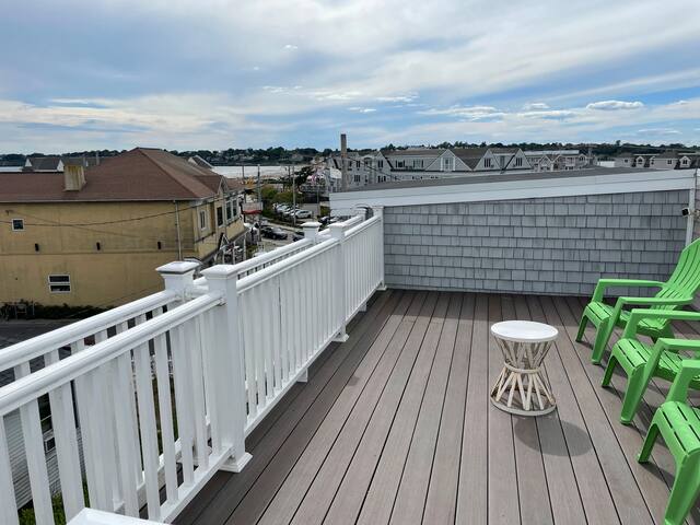Beach Home with Roof Deck across from Easton beach gallery image 4
