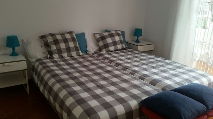 East doble bedroom with two single beds.
