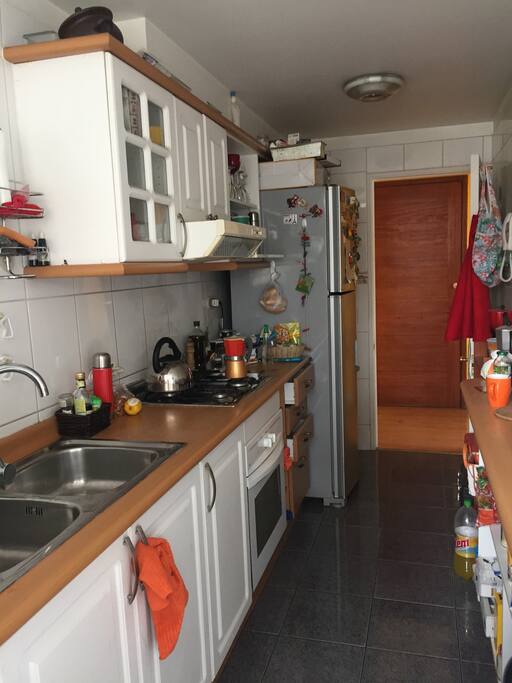 Cocina Equipada y Amplia, Refrigerador disponible. No tengo microondas.