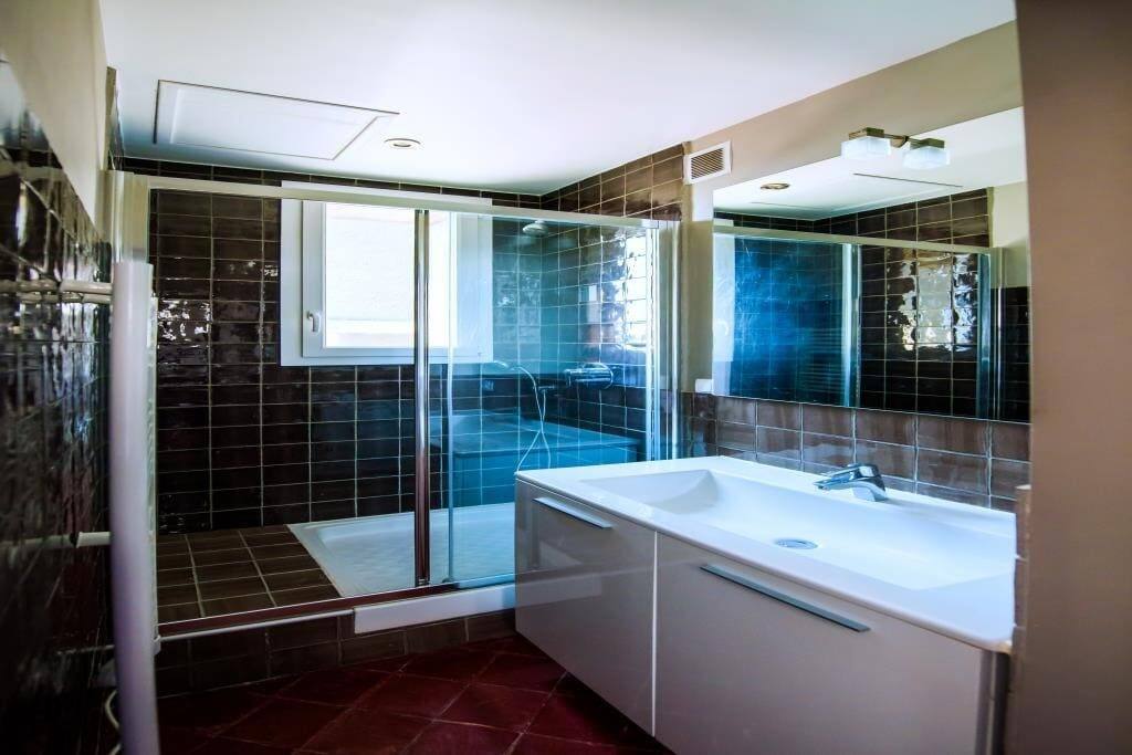 Salle d'eau et WC séparés