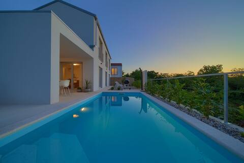 VILLA ROSSA With Heated Swimming Pool & Seaview