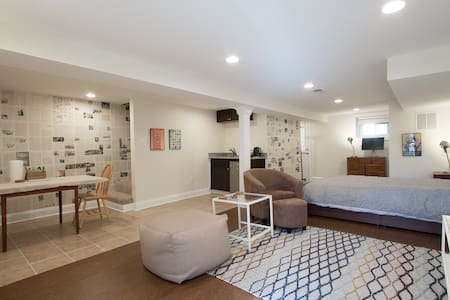 Spacious studio w private entrance in DC rowhouse