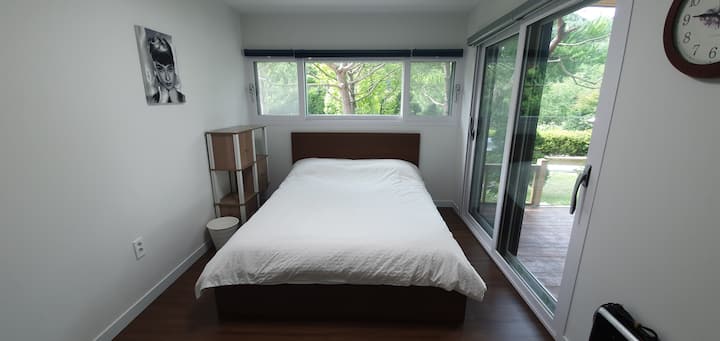 Esta es una habitación en la casa de arce de nueva construcción.
La vista a través de las ventanas y puertas de vidrio es hermosa.
Habitación tranquila, acogedora y ordenada:)
Estarás satisfecho con la manta limpia que podrás lavar recién.