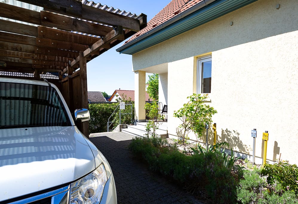 Der Eingang mit Carport
