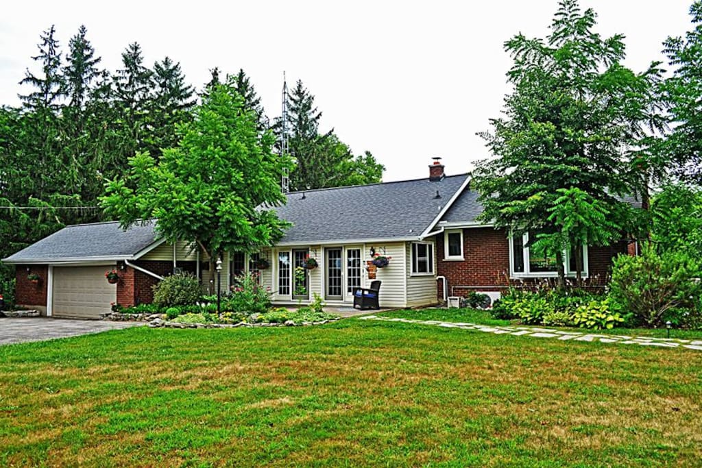 Centennial House Bed and Breakfast - 3 bedroom, 3 bathroom, countryside accommodations in Niagara's Twenty Valley region.