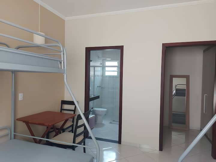 Ďalší uhol pohľadu na kúpeľňu a šatník