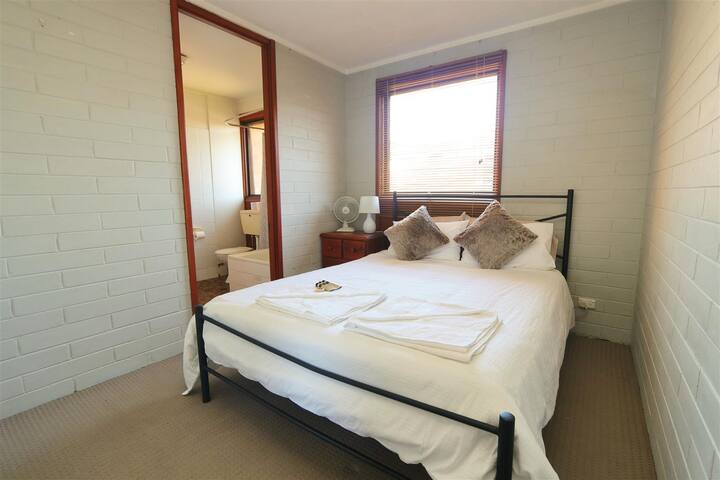 One Bedroom Private Unit Next To Scullin Shops Apartments For Rent In Scullin Australian Capital Territory Australia