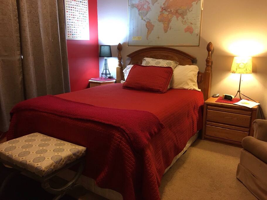 Queen bed, seating area, plenty of room in the closet.