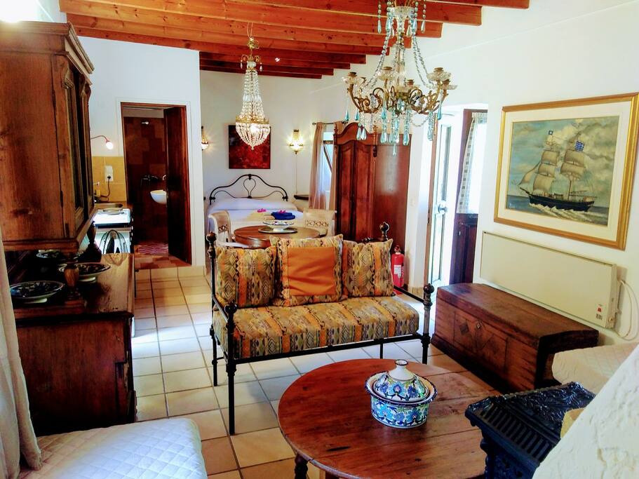 The whole studio, at the right the door to the terrace and garden, at the left the door to the garage. Next to the kitchenette is the door to the bathroom.