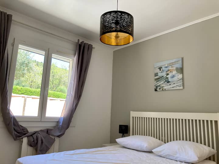 Les chambres à la décoration soignée. Celle-ci compte un placard et un lit double de largeur 140cm.