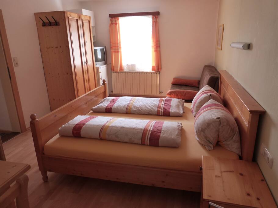 Schlafzimmer mit Doppelbett und Couch