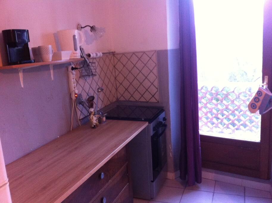 pratique et spacieux plan de travail, four et cuisinière à gaz, bouilloire, machine à café.