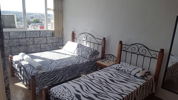 ไฟส่องสว่างในห้อง 2 สำหรับ 3 คน