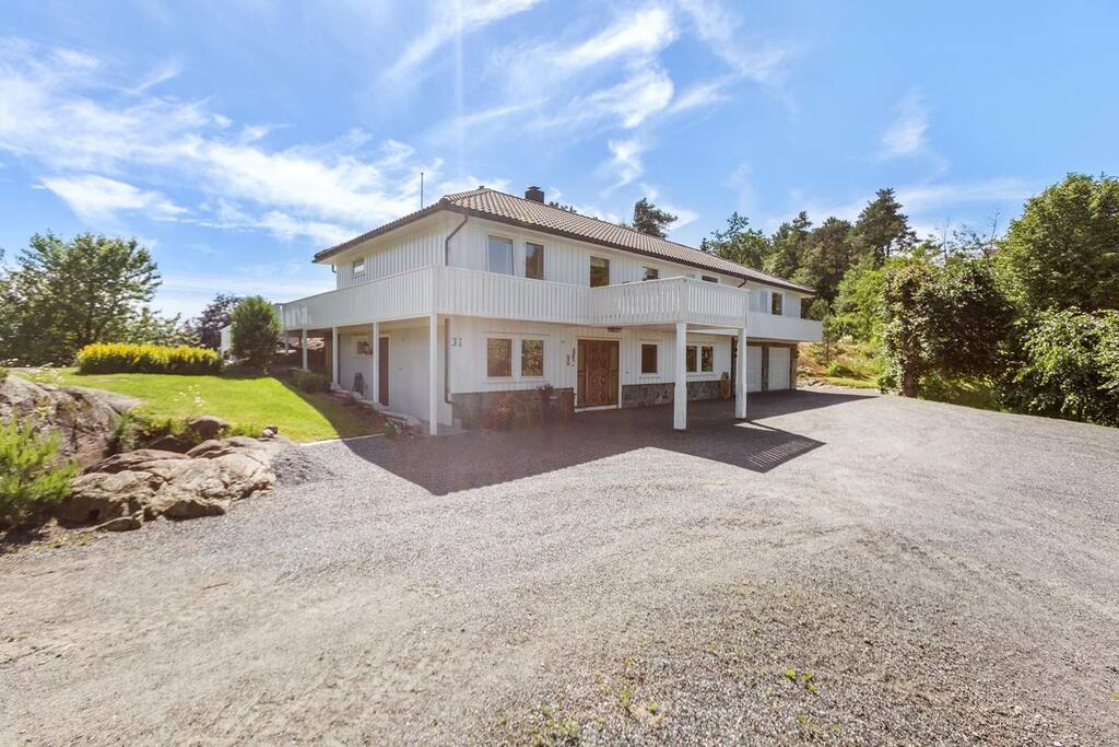 Stor parkeringsplass foran huset