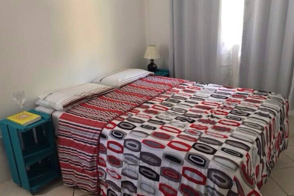 Quarto com cama de casal, ar condicionado e ventilador andar superior da casa