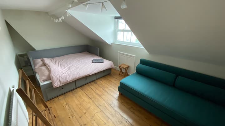 חדר שינה 3: חדר שינה זוגי בקומה השנייה, שניתן להגדיר גם כחדר זוגי או יחיד, עם אחסון מתחת ל -3 מגירות וקולבים לוו של דלת.