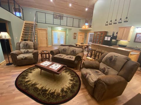 Bearfoot by the Lake a new spacious rustic house