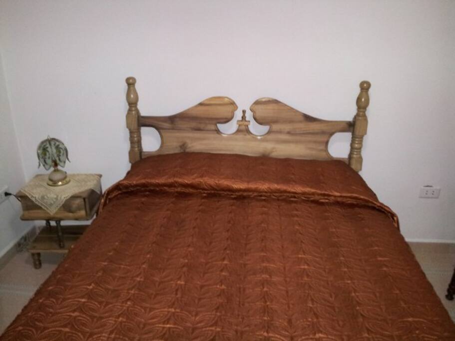 Cama con detalle de lámpara