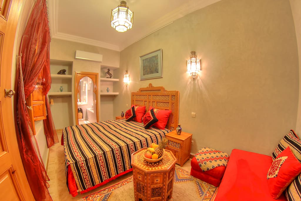 DELUXE ROOM