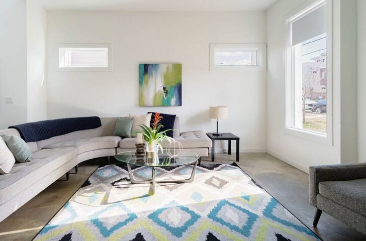 Upmarket Modern. Luxury rooftop house in the Gulch gallery image 2