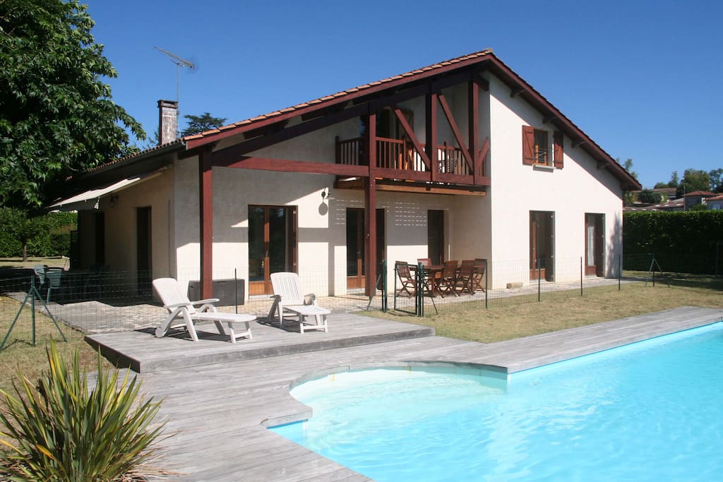 terrasse en teck et piscine exposées plein sud