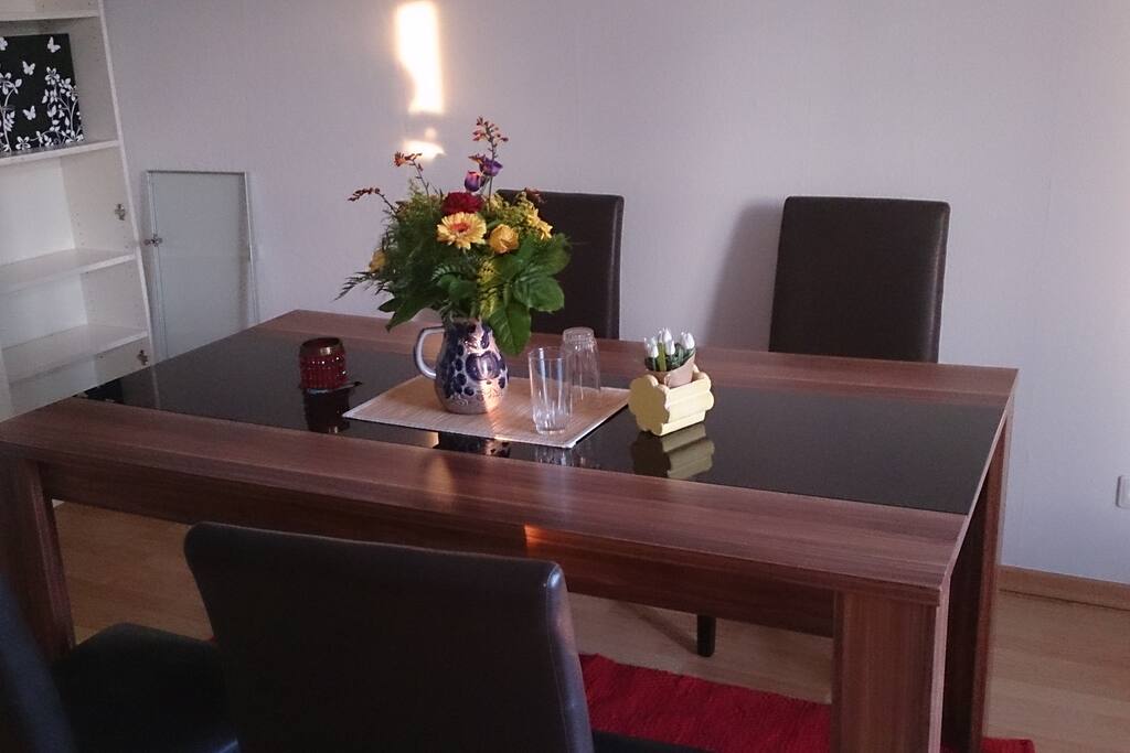 Eigener Esstisch im Wohnzimmer