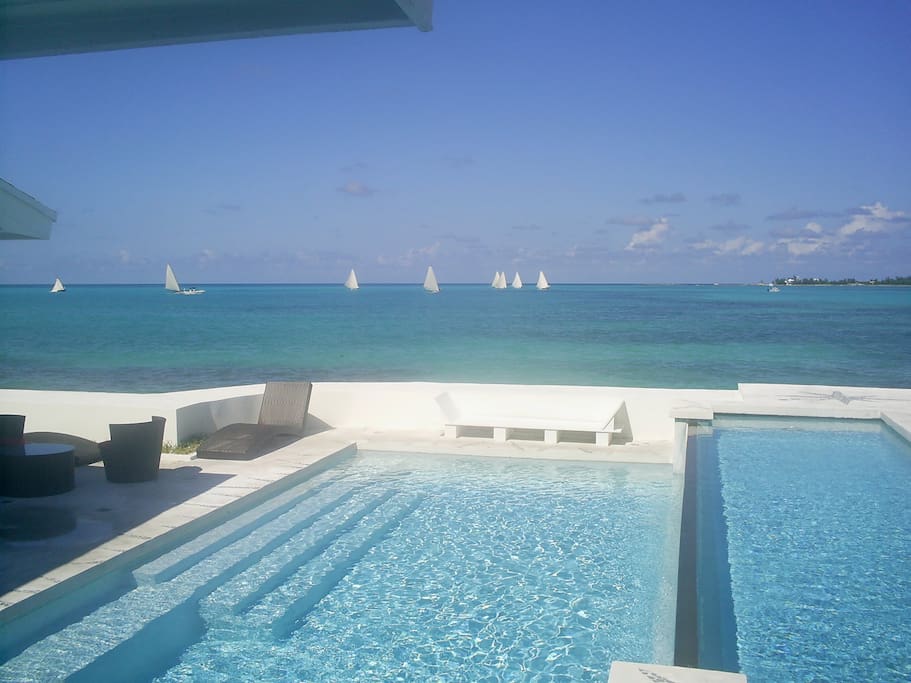 Infinity edge swimming pool