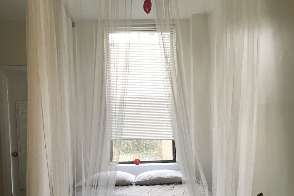 Romantic bed w/garden