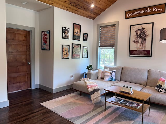 SW 2/2 guesthouse 20 min DT Austin & donkeys