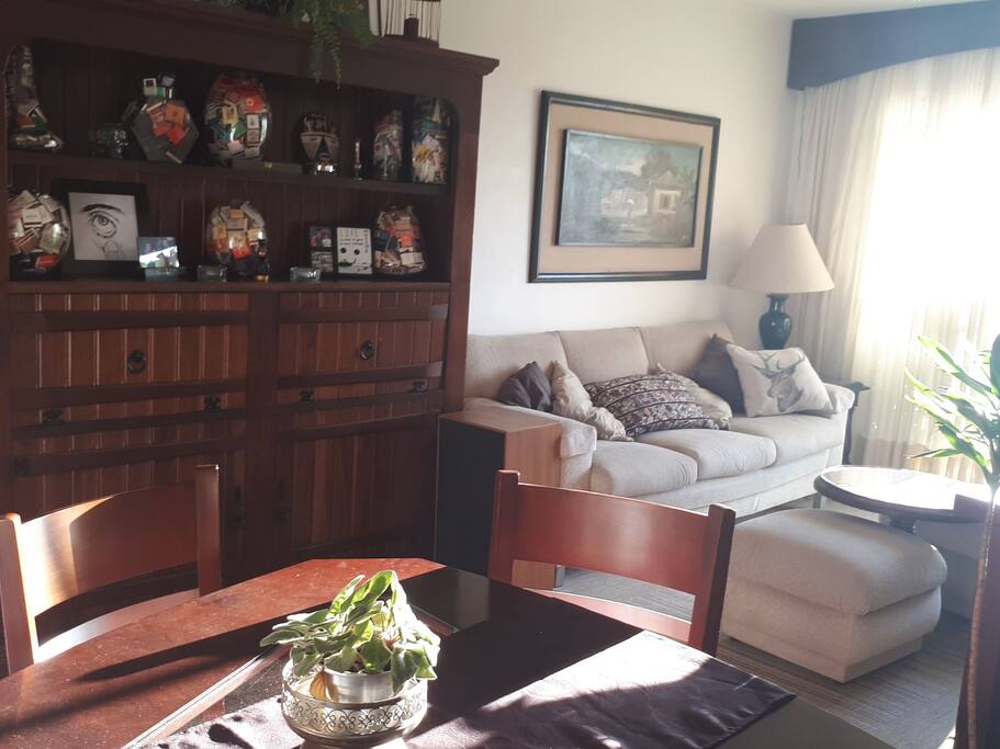 - Sala de Estar: Confortável sofá de 3 lugares, TV de 32'' com Chormecast para assistir filmes e videos.
- Living Room: Comfy sofa, with 32'' TV with Google Chromecast for viewing films and videos from your cell phone.