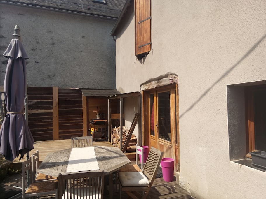 Jardinet avec terrasse et plancha