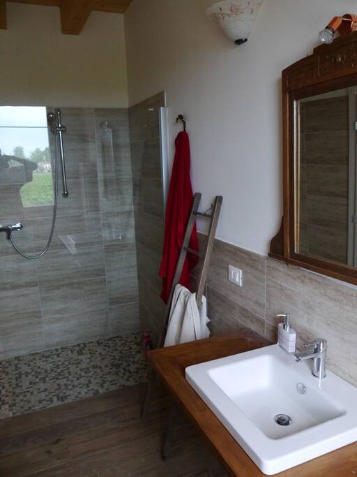 Bagno privato con ampia doccia.