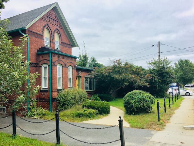 3+ Bd. Private Home - 800 Steps to Center & Smith!