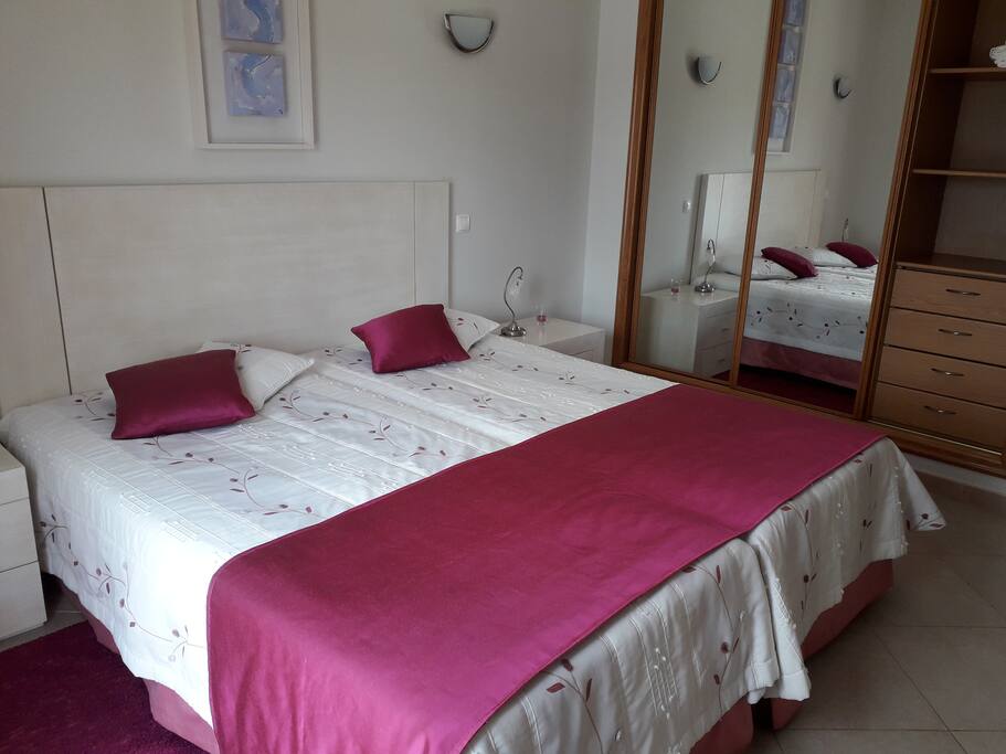 Chambre rose avec TV