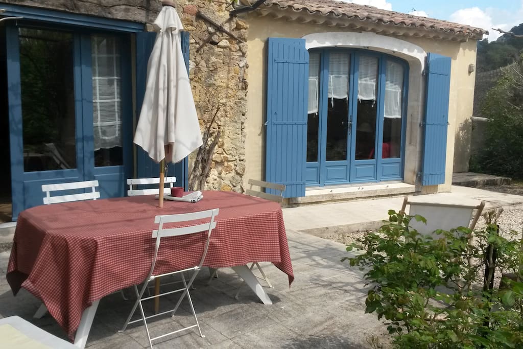 Belle terrasse aménagée, idéal pour déjeuner ou diner dehors (à l'ombre de la vigne ou du parasol si besoin)