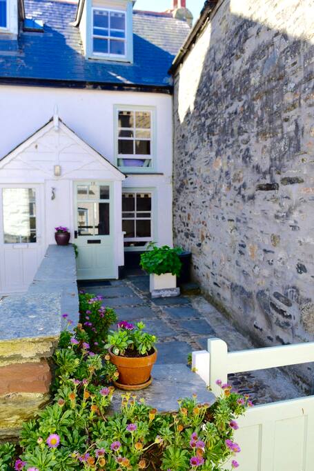 12 Dolphin Street