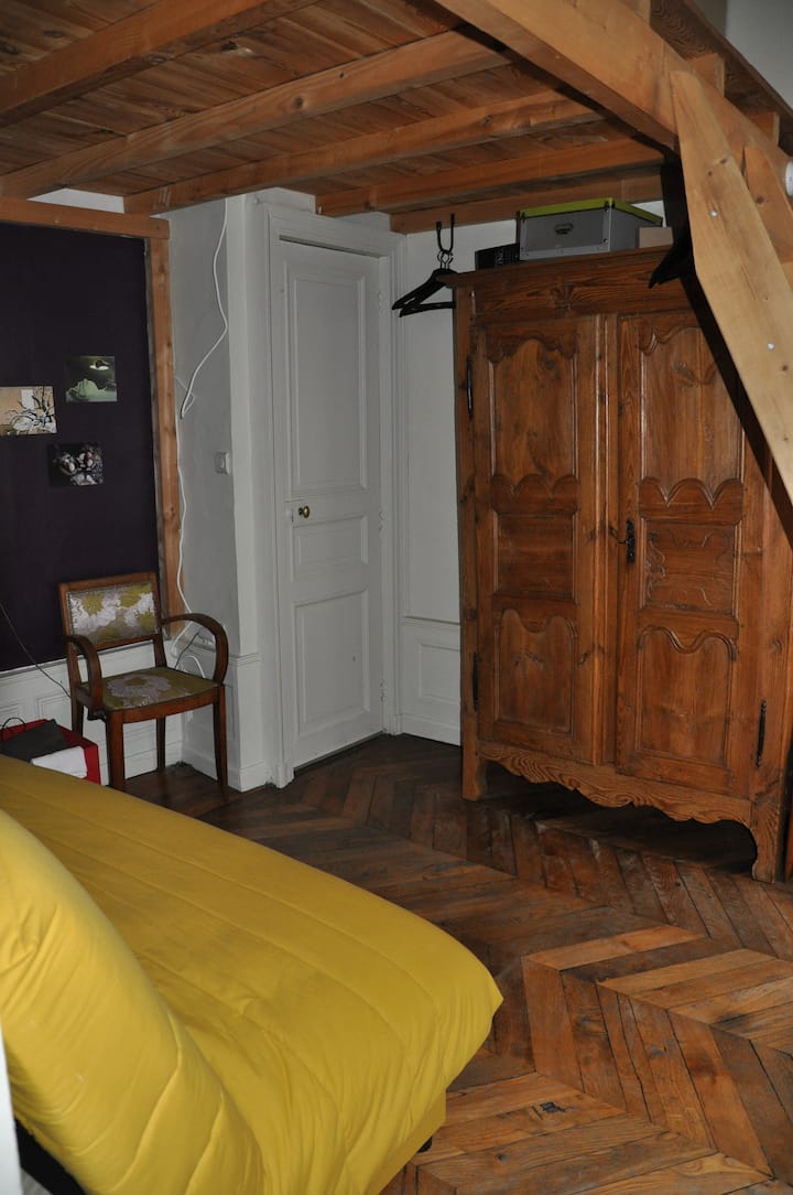 Espacio debajo de la altillo