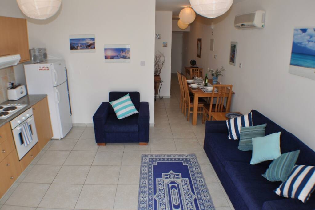 Dining / living area with sofa bed for two guests