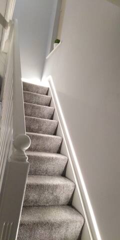 ★ Beautiful cosy Manchester Home +Onsite Parking ★ gallery image 3