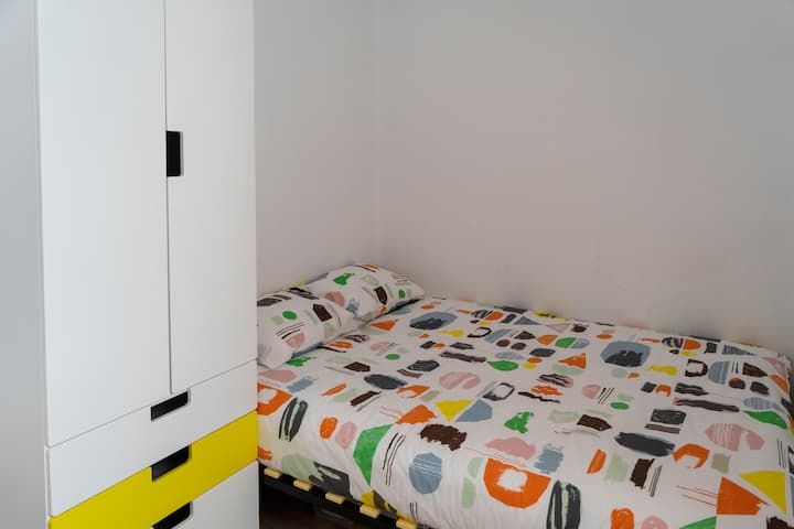 Chambre 3. Lit et placard.