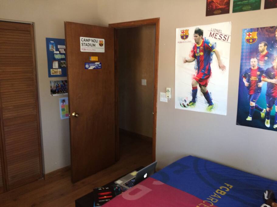 MAIN ENTRANCE TO ROOM / ENTRADA A DORMITORIO