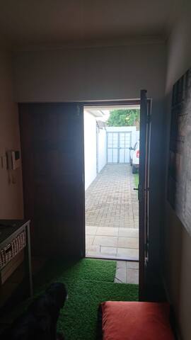 Spacious Fully Equipped Relaxed Home-5min to beach gallery image 2