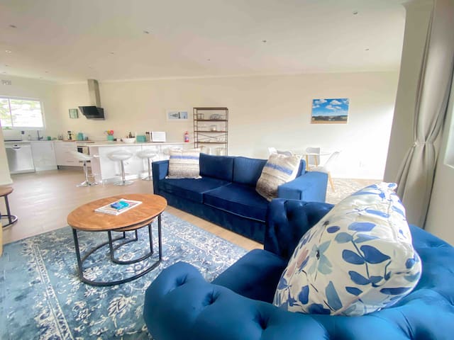 King bed | 200m to beach | central | modern gallery image 2